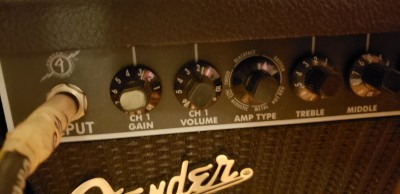 Fender_guitar_amp_cu_reduced.jpg